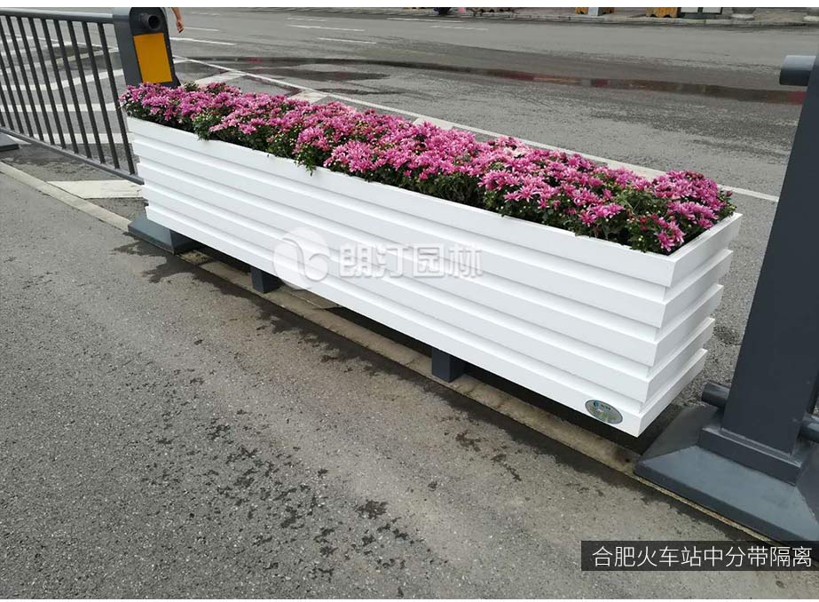 鼎式长条花箱用于合肥火车站中分带隔离